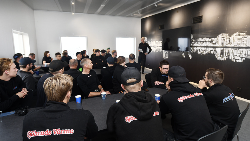 På Sjölunds Värme är det sammanhållningen, variationen av arbetsuppgifter och stoltheten över yrket som gör att många stannar kvar.